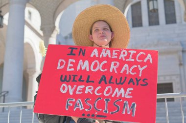 Los Angeles, California, ABD, 18 Ekim 2025. Protestocular, Trump yönetim politikalarını protesto eden, demokrasi ve göçmen haklarını destekleyen sloganlar attılar..