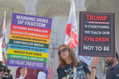 Los Angeles, California, ABD, 18 Ekim 2025. Protestocular, Trump yönetim politikalarını protesto eden, demokrasi ve göçmen haklarını destekleyen sloganlar attılar..