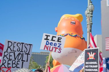 Los Angeles, Kaliforniya, ABD, 18 Ekim 2025. Trump maskesi takan bir adam, Trump yönetim politikalarını protesto eden, demokrasi ve göçmen haklarına destek veren Kralsız protestocular olarak görülüyor..