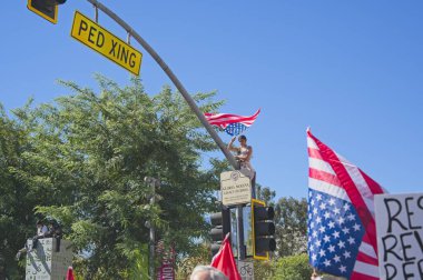 Los Angeles, Kaliforniya, ABD, 18 Ekim 2025. Protestocular, Krallar Yok kampanyası sırasında, Trump yönetim politikalarını protesto eden, demokrasi ve göçmen haklarına destek veren bayraklar ve pankartlar taşıyorlar..