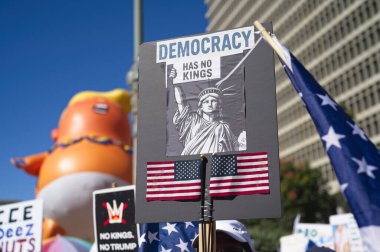 Los Angeles, California, ABD, 18 Ekim 2025. Protestocular, Trump yönetim politikalarını protesto eden, demokrasi ve göçmen haklarını destekleyen sloganlar attılar..