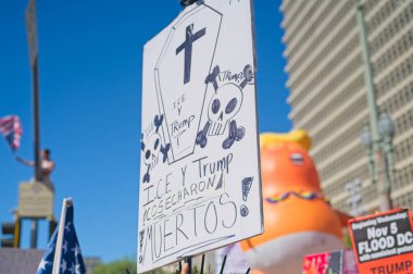 Los Angeles, Kaliforniya, ABD, 18 Ekim 2025. Trump maskesi takan bir adam, Trump yönetim politikalarını protesto eden, demokrasi ve göçmen haklarına destek veren Kralsız protestocular olarak görülüyor..