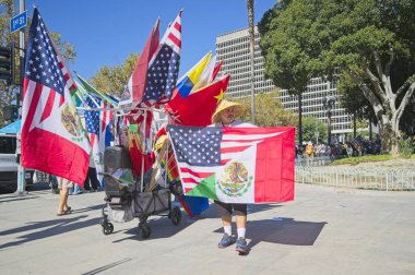 Los Angeles, Kaliforniya, ABD, 18 Ekim 2025. Protestocular, Krallar Yok kampanyası sırasında, Trump yönetim politikalarını protesto eden, demokrasi ve göçmen haklarına destek veren bayraklar ve pankartlar taşıyorlar..