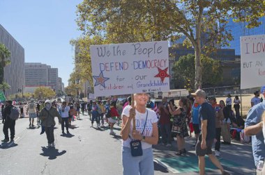 Los Angeles, California, ABD, 18 Ekim 2025. Protestocular, Trump yönetim politikalarını protesto eden, demokrasi ve göçmen haklarını destekleyen sloganlar attılar..