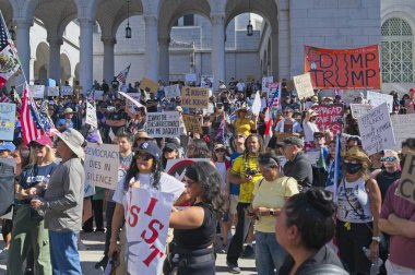 Los Angeles, California, ABD, 18 Ekim 2025. Protestocular, Trump yönetim politikalarını protesto eden, demokrasi ve göçmen haklarını destekleyen sloganlar attılar..