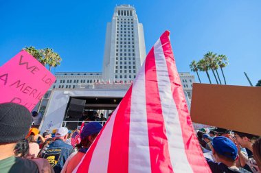 Los Angeles, Kaliforniya, ABD, 18 Ekim 2025. Protestocular, Krallar Yok kampanyası sırasında, Trump yönetim politikalarını protesto eden, demokrasi ve göçmen haklarına destek veren bayraklar ve pankartlar taşıyorlar..