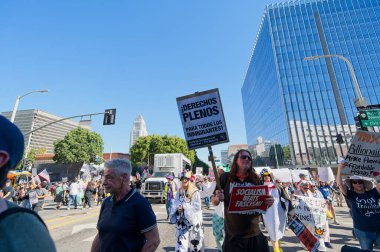 Los Angeles, California, ABD, 18 Ekim 2025. Protestocular, Trump yönetim politikalarını protesto eden, demokrasi ve göçmen haklarını destekleyen sloganlar attılar..