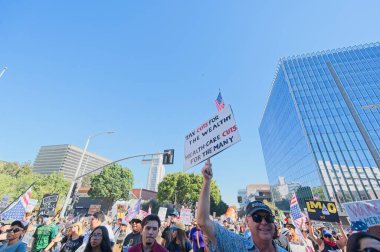 Los Angeles, California, ABD, 18 Ekim 2025. Protestocular, Trump yönetim politikalarını protesto eden, demokrasi ve göçmen haklarını destekleyen sloganlar attılar..