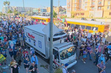 Los Angeles, California, ABD, 18 Ekim 2025. Protestocular, Trump yönetim politikalarını protesto eden, demokrasi ve göçmen haklarını destekleyen sloganlar attılar..