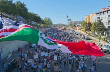 Los Angeles, California, ABD, 18 Ekim 2025. Protestocular, Trump yönetim politikalarını protesto eden, demokrasi ve göçmen haklarını destekleyen sloganlar attılar..