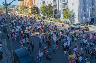 Los Angeles, California, ABD, 18 Ekim 2025. Protestocular, Trump yönetim politikalarını protesto eden, demokrasi ve göçmen haklarını destekleyen sloganlar attılar..