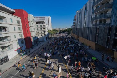 Los Angeles, California, ABD, 18 Ekim 2025. Protestocular, Trump yönetim politikalarını protesto eden, demokrasi ve göçmen haklarını destekleyen sloganlar attılar..