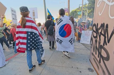 Los Angeles, California, ABD, 18 Ekim 2025. Protestocular, Trump yönetim politikalarını protesto eden, demokrasi ve göçmen haklarını destekleyen sloganlar attılar..