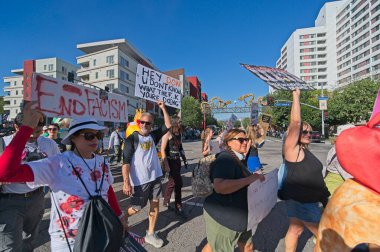 Los Angeles, California, ABD, 18 Ekim 2025. Protestocular, Trump yönetim politikalarını protesto eden, demokrasi ve göçmen haklarını destekleyen sloganlar attılar..
