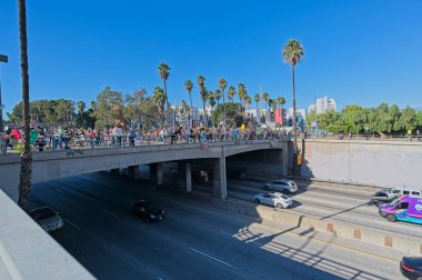 Los Angeles, California, ABD, 18 Ekim 2025. Protestocular, Trump yönetim politikalarını protesto eden, demokrasi ve göçmen haklarını destekleyen sloganlar attılar..