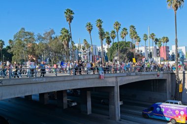 Los Angeles, California, ABD, 18 Ekim 2025. Protestocular, Trump yönetim politikalarını protesto eden, demokrasi ve göçmen haklarını destekleyen sloganlar attılar..