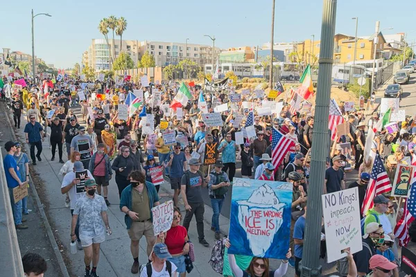 Los Angeles, California, ABD, 18 Ekim 2025. Protestocular, Trump yönetim politikalarını protesto eden, demokrasi ve göçmen haklarını destekleyen sloganlar attılar..