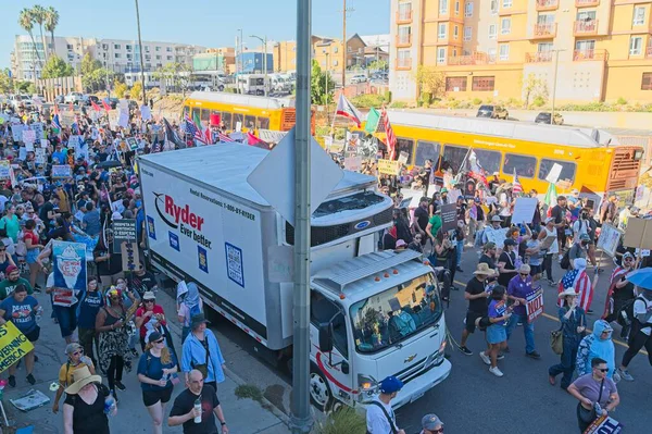 Los Angeles, California, ABD, 18 Ekim 2025. Protestocular, Trump yönetim politikalarını protesto eden, demokrasi ve göçmen haklarını destekleyen sloganlar attılar..