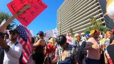 Los Angeles, California, ABD, 18 Ekim 2025. Protestocular, Trump yönetim politikalarını protesto eden, demokrasi ve göçmen haklarını destekleyen sloganlar attılar..