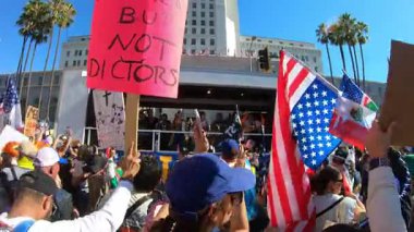 Los Angeles, California, ABD, 18 Ekim 2025. Protestocular, Trump yönetim politikalarını protesto eden, demokrasi ve göçmen haklarını destekleyen sloganlar attılar..