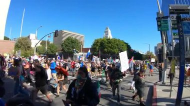 Los Angeles, California, ABD, 18 Ekim 2025. Protestocular, Trump yönetim politikalarını protesto eden, demokrasi ve göçmen haklarını destekleyen sloganlar attılar..