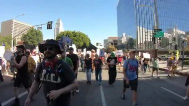 Los Angeles, California, ABD, 18 Ekim 2025. Protestocular, Trump yönetim politikalarını protesto eden, demokrasi ve göçmen haklarını destekleyen sloganlar attılar..