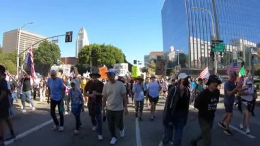 Los Angeles, California, ABD, 18 Ekim 2025. Protestocular, Trump yönetim politikalarını protesto eden, demokrasi ve göçmen haklarını destekleyen sloganlar attılar..