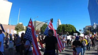 Los Angeles, California, ABD, 18 Ekim 2025. Protestocular, Trump yönetim politikalarını protesto eden, demokrasi ve göçmen haklarını destekleyen sloganlar attılar..