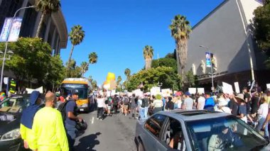 Los Angeles, California, ABD, 18 Ekim 2025. Protestocular, Trump yönetim politikalarını protesto eden, demokrasi ve göçmen haklarını destekleyen sloganlar attılar..