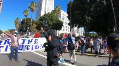 Los Angeles, California, ABD, 18 Ekim 2025. Protestocular, Trump yönetim politikalarını protesto eden, demokrasi ve göçmen haklarını destekleyen sloganlar attılar..