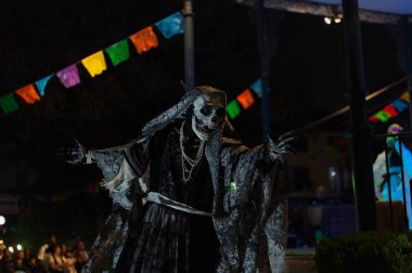 Los Angeles, Kaliforniya, ABD, 25 Ekim 2025 Sanatsal performans Danza de la Muerte Los Angeles şehir merkezindeki Dia de los Muertos Festivali sırasında.