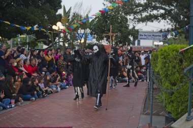 Los Angeles, Kaliforniya, ABD, 25 Ekim 2025 Sanatsal performans Danza de la Muerte Los Angeles şehir merkezindeki Dia de los Muertos Festivali sırasında.