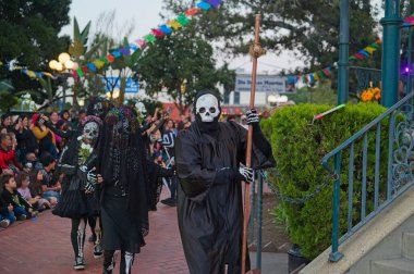Los Angeles, Kaliforniya, ABD, 25 Ekim 2025 Sanatsal performans Danza de la Muerte Los Angeles şehir merkezindeki Dia de los Muertos Festivali sırasında.