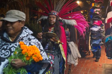 Los Angeles, Kaliforniya, ABD, 25 Ekim 2025, Los Angeles şehir merkezindeki Olvera Caddesi 'ndeki Dia de los Muertos kutlamaları sırasında Gece Novenario Geçidi.