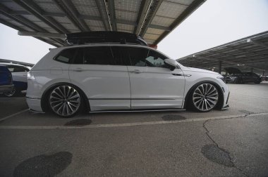 Los Angeles, California, ABD, 26 Ekim 2025 Volkswagen Tiguan Pazar günü Supercar.