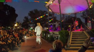 Los Angeles, Kaliforniya, ABD, 25 Ekim 2025 Sanatsal performans Danza de la Muerte Los Angeles şehir merkezindeki Dia de los Muertos Festivali sırasında