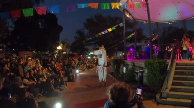 Los Angeles, Kaliforniya, ABD, 25 Ekim 2025 Sanatsal performans Danza de la Muerte Los Angeles şehir merkezindeki Dia de los Muertos Festivali sırasında