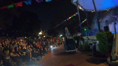 Los Angeles, Kaliforniya, ABD, 25 Ekim 2025 Sanatsal performans Danza de la Muerte Los Angeles şehir merkezindeki Dia de los Muertos Festivali sırasında