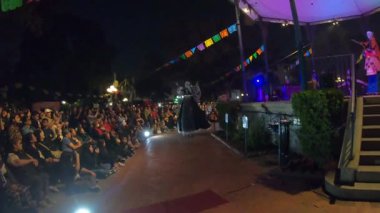 Los Angeles, Kaliforniya, ABD, 25 Ekim 2025 Sanatsal performans Danza de la Muerte Los Angeles şehir merkezindeki Dia de los Muertos Festivali sırasında