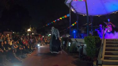 Los Angeles, Kaliforniya, ABD, 25 Ekim 2025 Sanatsal performans Danza de la Muerte Los Angeles şehir merkezindeki Dia de los Muertos Festivali sırasında