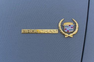 Los Angeles, Kaliforniya, ABD, 2 Kasım 2025 Canoga Park Dia de los Muertos Festivali sırasında klasik Cadillac araba amblemi.