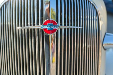 Los Angeles, Kaliforniya, ABD, 2 Kasım 2025 Canoga Park Dia de los Muertos Festivali sırasında klasik araba amblemi.