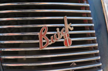 Los Angeles, Kaliforniya, ABD, 2 Kasım 2025 Ana Cadde Canoga Park Dia de los Muertos Festivali sırasında Buick klasik araba amblemi.