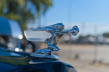 Los Angeles, Kaliforniya, ABD, 2 Kasım 2025 Ana Cadde Canoga Park Dia de los Muertos Festivali sırasında klasik araba süsü.