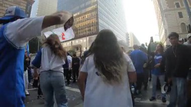 Los Angeles, California, ABD, 3 Kasım 2025 Los Angeles Dodgers taraftarları Los Angeles şehir merkezinde bir şampiyonluk zaferini kutluyorlar..