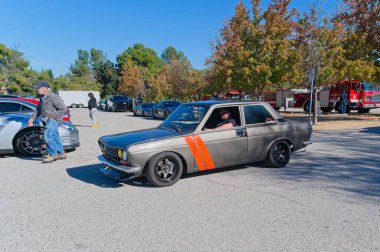 Los Angeles, Kaliforniya, ABD 7 Aralık 2025 - Datsun 510 duting Supercar Pazar araba gösterisi.