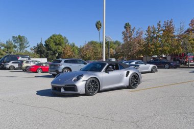 Los Angeles, Kaliforniya, ABD 7 Aralık 2025 - Porsche 911 duting Supercar Pazar araba gösterisi.