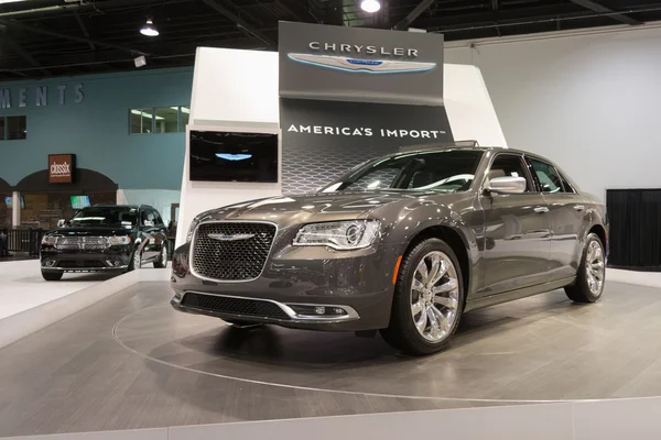 Chrysler 300 C na wyświetlaczu. — Zdjęcie stockowe