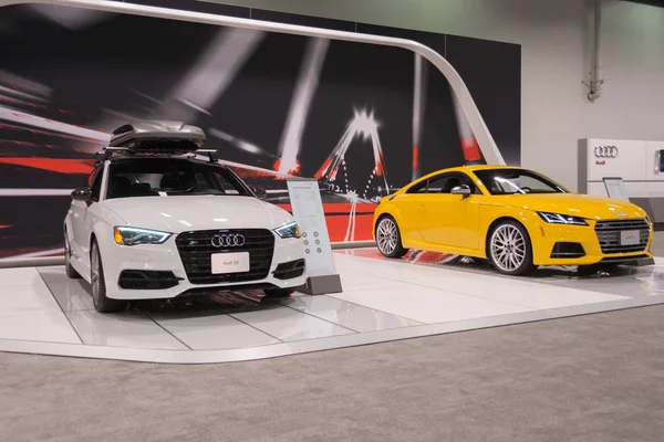 Audi A3 e Audi TTS em exposição . — Fotografia de Stock
