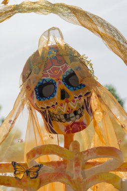 Ekranda iskelet heykel